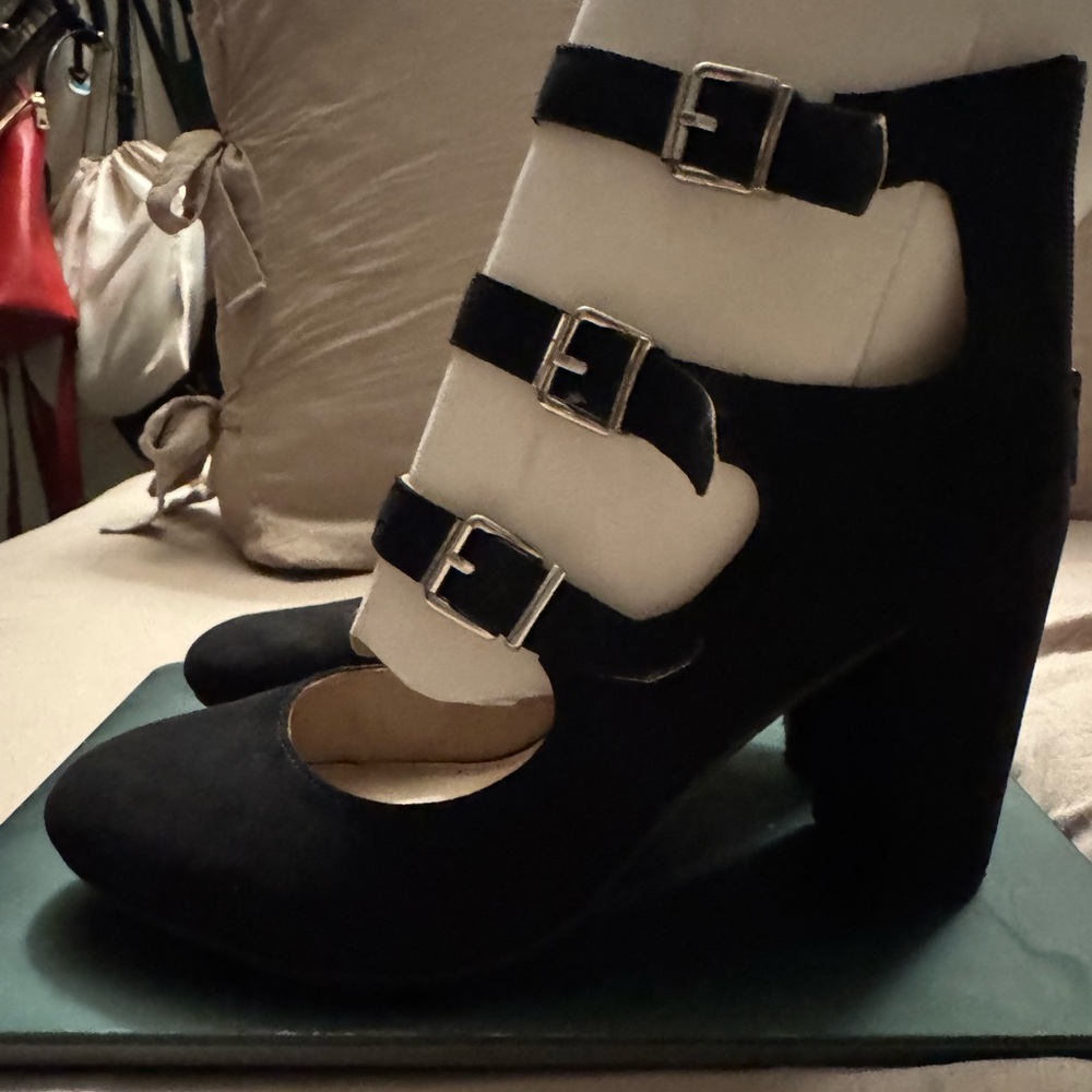 Jaclyn Smith Black Triple Strap Heels